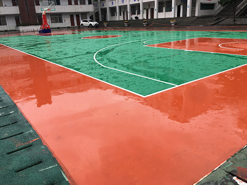 吉首瀘溪縣鎮中完小學塑膠籃球場，羽毛球場